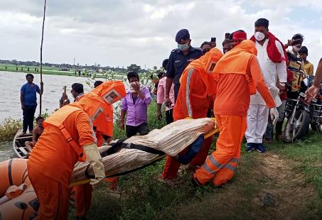 बृजमनगंज: कानापार गांव में हर तरफ मचा है चीख पुकार,विलख रहे बच्चे।