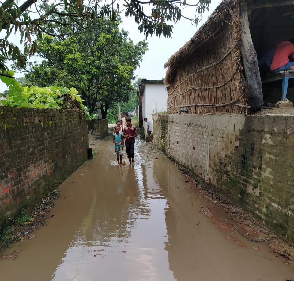 नौतनवा:गंगवलिया गांव में मुख्य सड़क पर गंदे पानी का जमाव, ग्रामीण परेशान