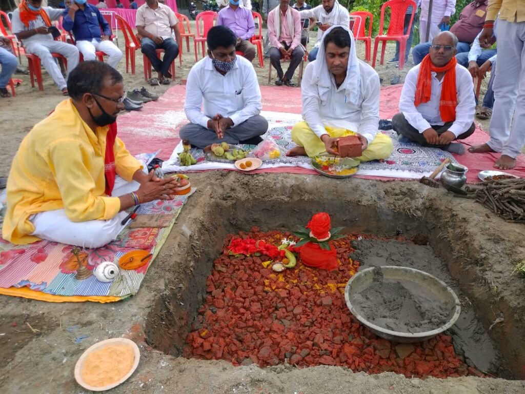 पंचायत भवन निर्माण के लिए किया भूमि पूजन ------------