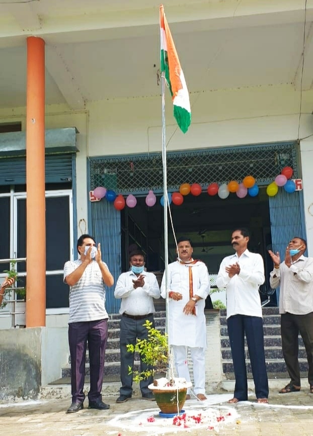 सुधीर त्रिपाठी ने किया आधा दर्जन संघ संस्थाओ पर ध्वजारोहण