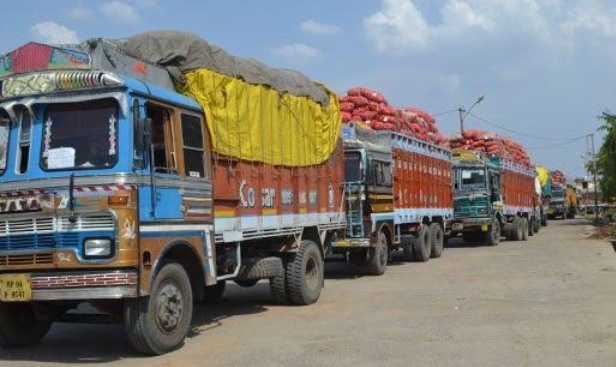 नेपाल में प्याज निर्यात पर प्रतिबंध, सोनौली बॉर्डर पर प्याज के ट्रकों के पहिए हुए जाम