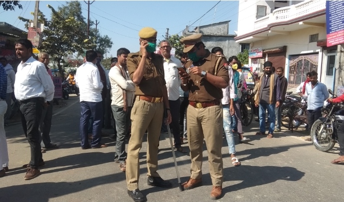 नौतनवा :  पुलिस से छुब्द दो महिलाओं ने अपनी बच्ची के साथ तहसील रोड कर दिया है जाम