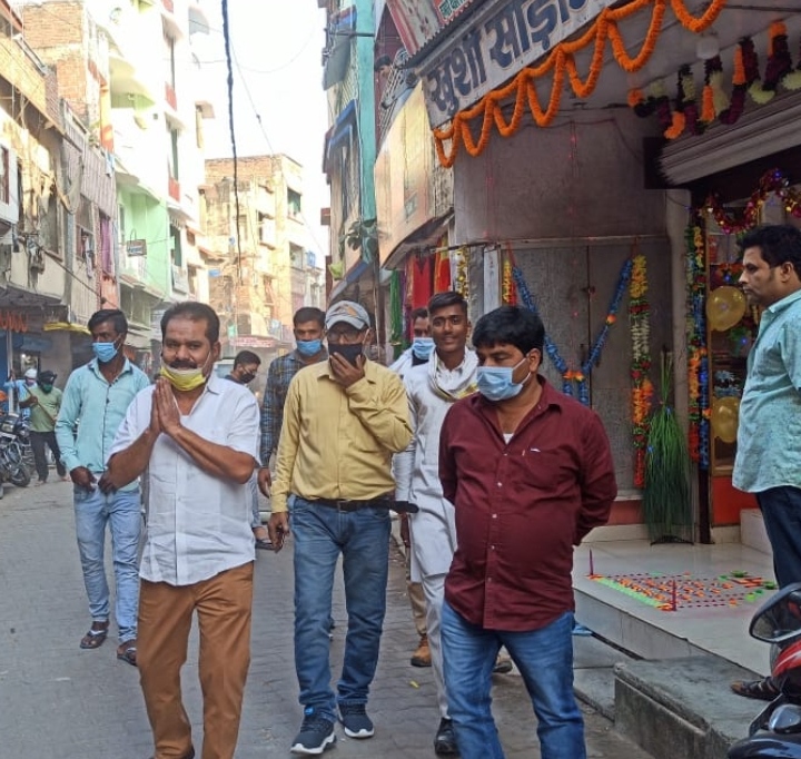 नौतनवा चेयरमैन गुड्डू खान ने नगर में भ्रमण कर व्यापारियो को दी शुभकामनाए