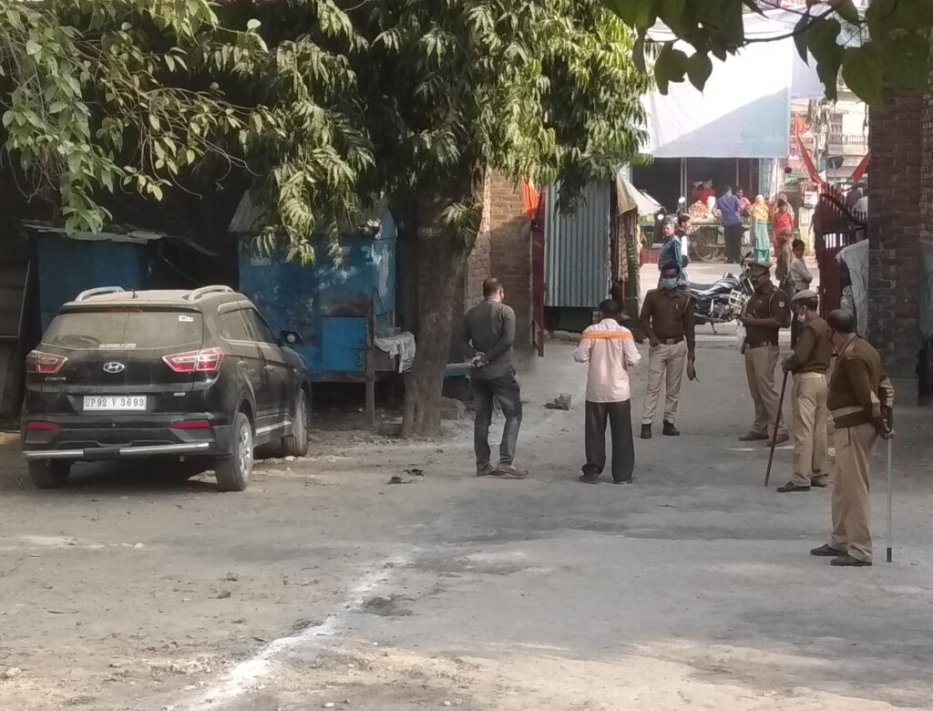 सोनौली: श्रीराम जानकी मंदिर परिसर में खड़ी लावारिस क्रेटा कार को पुलिस ने उठाया