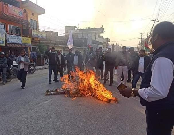 नेपाल भैरहवां: जसपा पार्टी ने प्रधान मंत्री, राष्ट्रपति का फूका पुतला, निकाला मशाल जुलूश