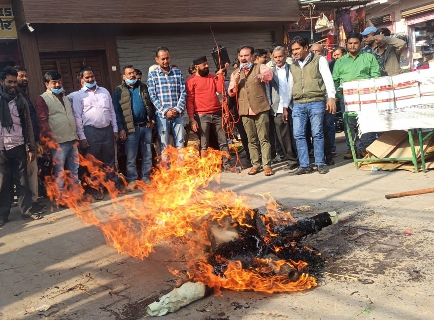 चेयरमैन नौतनवा ने फूंका कोरोना का पुतला