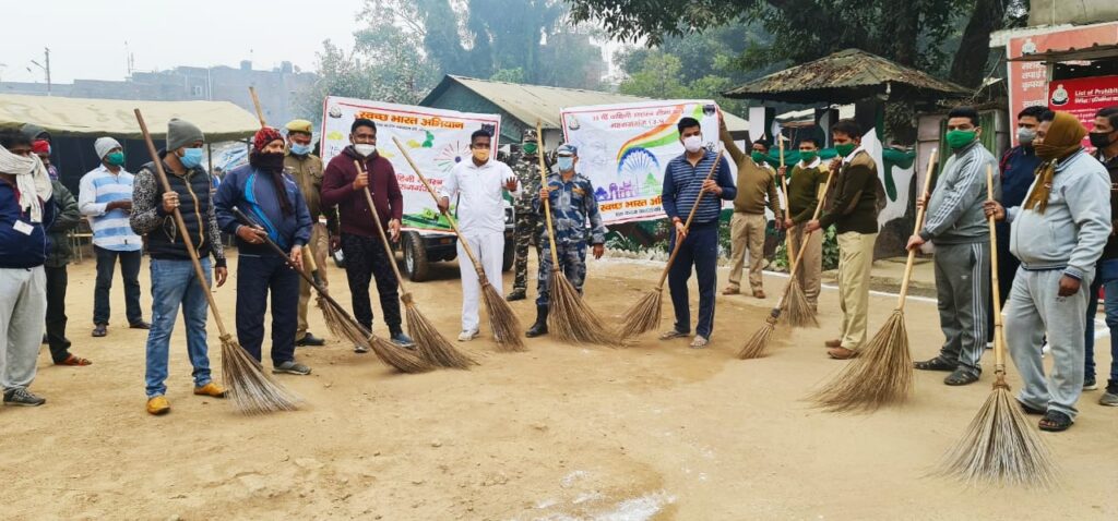 सोनौली: भारत-नेपाल के अधिकारियों ने झाड़ू लगा कर दिया स्वच्छता का संदेश