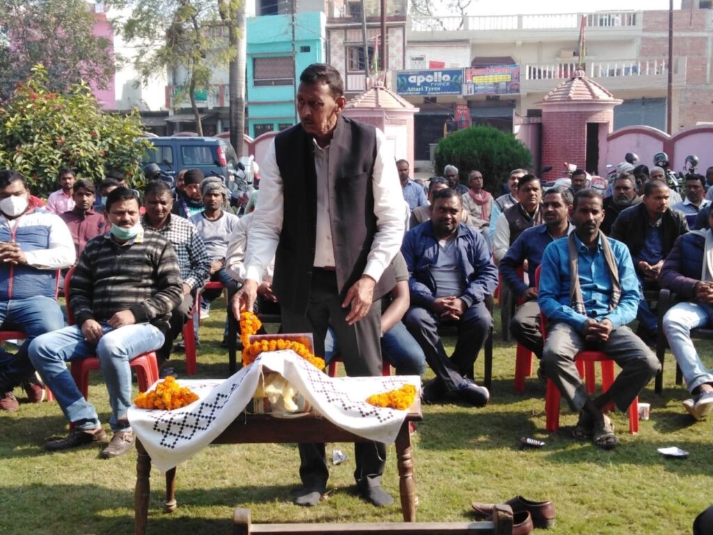 सपा के पूर्व विधायक मुन्ना सिंह ने मनाया राष्ट्रीय कृषक दिवस, दी श्रद्धांजलि