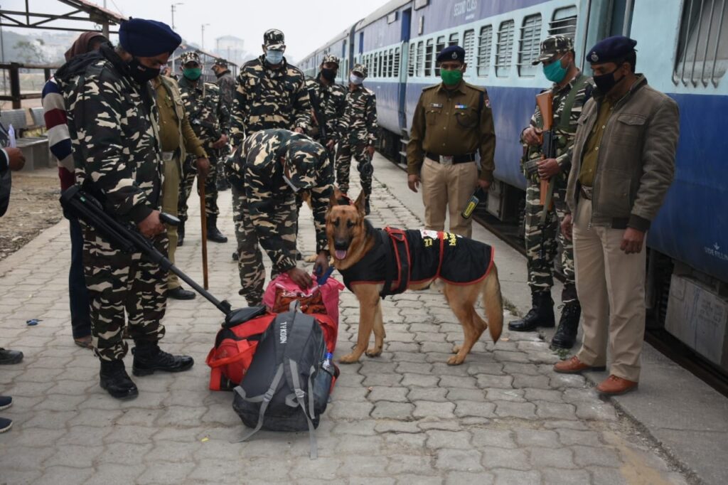 नौतनवा रेलवे स्टेशन पर सहायता, सुरक्षा का रेलवे पुलिस, एसएसबी ने किया अभ्यास