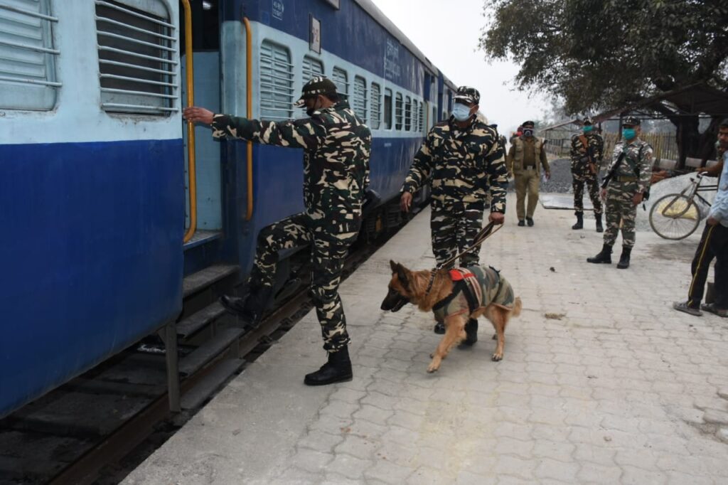 नौतनवा रेलवे स्टेशन पर सहायता, सुरक्षा का रेलवे पुलिस, एसएसबी ने किया अभ्यास