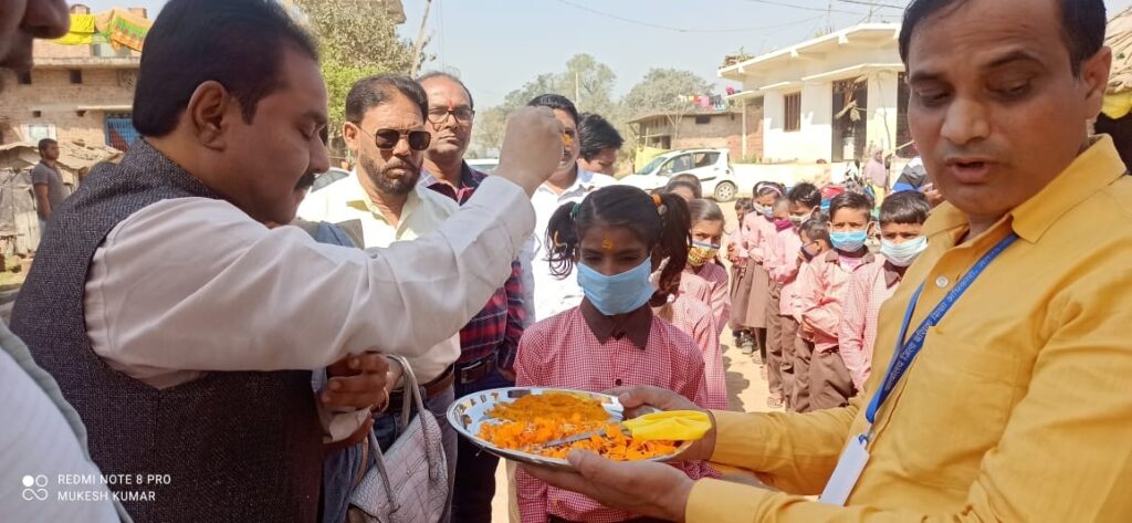 गुड्डू खान- पहले दिन स्कूली बच्चों पर पुष्पवर्षा कर छात्रों को दी शुभकामनाएं