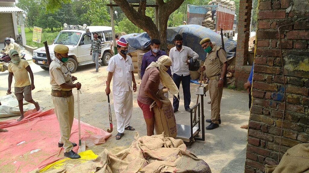 नौतनवां: गेहूं क्रय केंद्रों का एसडीएम ने किया औचक जांच, पकड़ा गया घटतौली