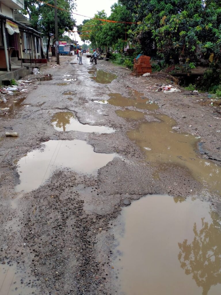 लक्ष्मीपुर-खोरिया मार्ग गड्ढों में तब्दील, बारिश से आवागमन प्रभावित