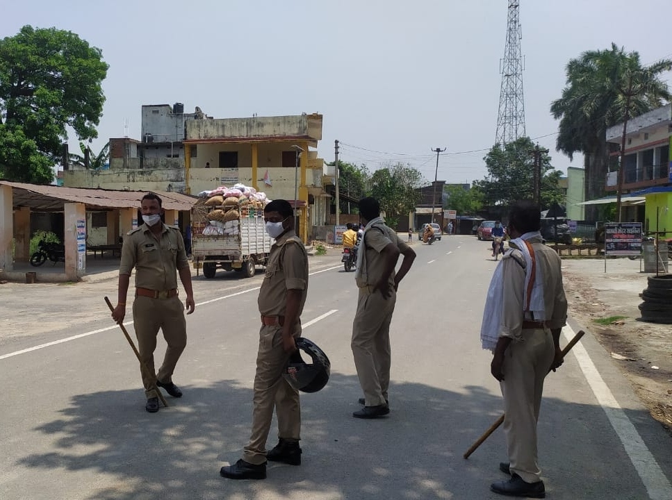 पुरन्दरपुर पुलिस ने लक्ष्मीपुर में चलाया सघन चेकिंग अभियान