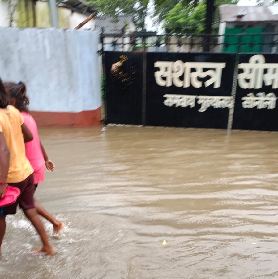 सोनौली- रोहिन नदी ने मचाया तांडव, एसएसबी कैंप में घुसा पानी, दर्जनों गांव संपर्क कटा