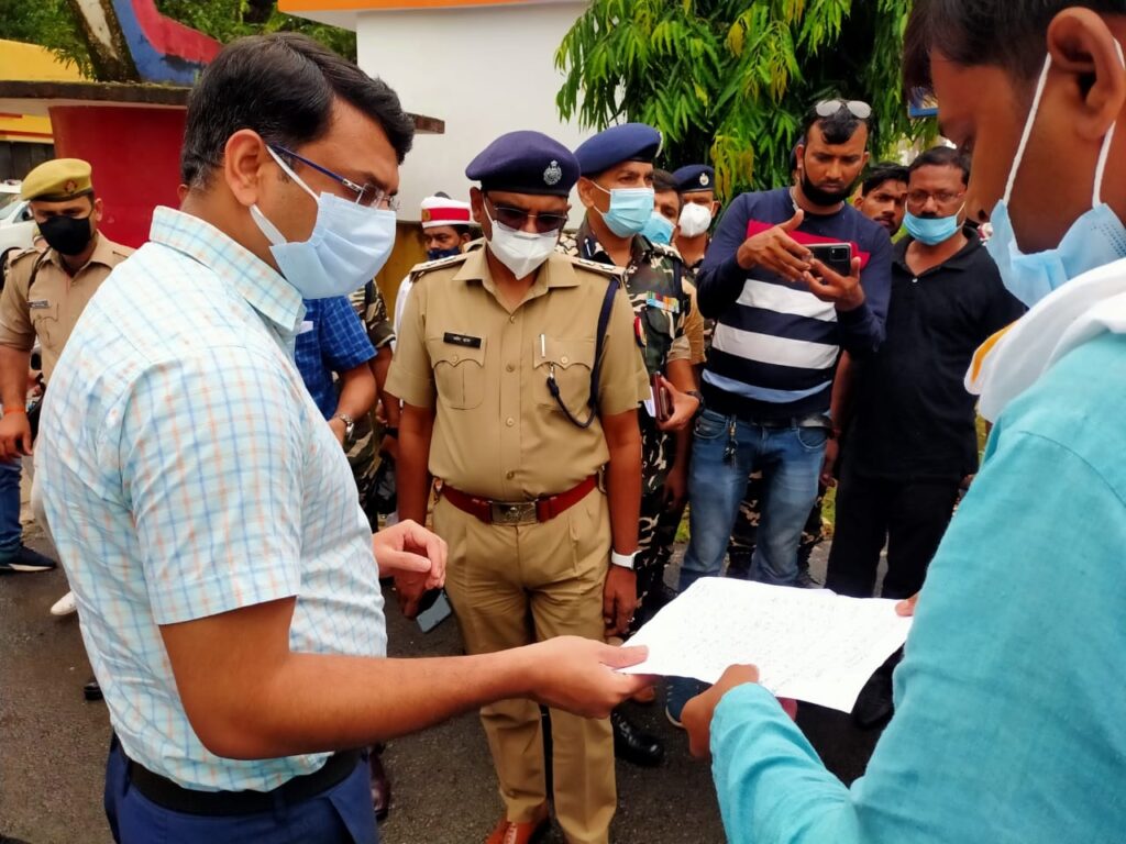 बॉर्डर को खोलने की मांग को लेकर व्यापारियों ने डीएम को सौपा ज्ञापन