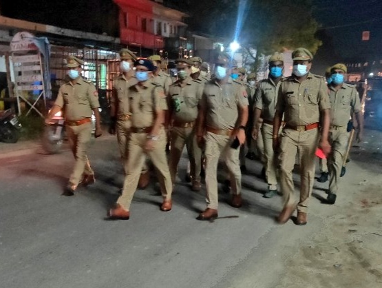 पुलिस कप्तान पहुंचे फरेंदा, कस्बे में भ्रमण कर व्यापारियों से किया संवाद, सुरक्षा का कराया एहसास