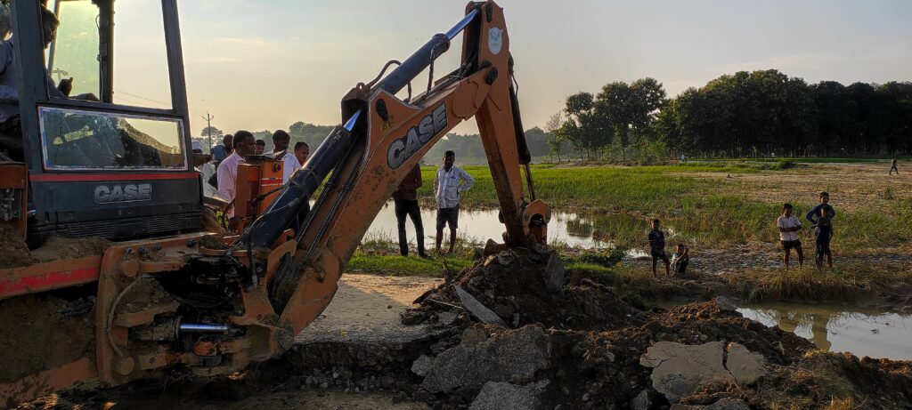 नौतनवा- मरचहवा टोले पर दो सौ मी० बाध बाधने पहुंची हियुवा टीम, ग्रामीणों ने किया स्वागत