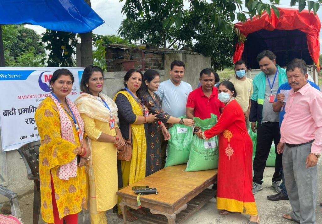 भैरहवां- बाढ़ से प्रभावित परिवारो में सामाजिक संस्था ने वितरित किया खाद्य सामग्री