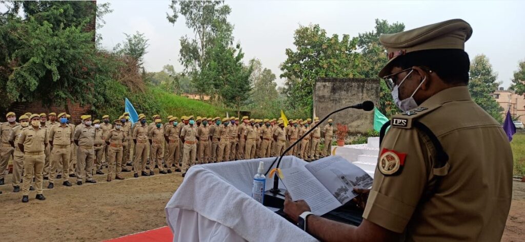 पुलिस स्मृति दिवस-- पुलिस कप्तान महाराजगंज शहीद पुलिस कर्मियों को दी श्रद्धांजलि