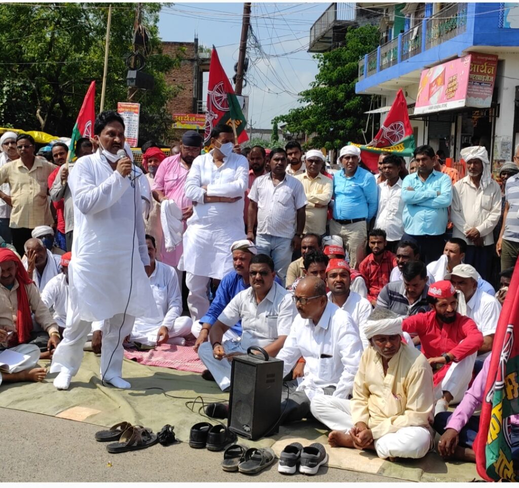 नौतनवा--किसानों की हत्या के विरोध में सड़क पर उतरे सपाई, गांधी चौक धरना,प्रर्दशन