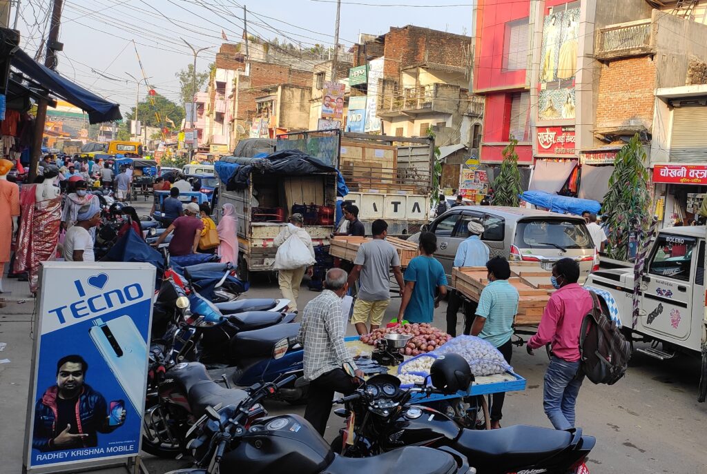 सोनौली बार्डर से कस्बे तक भीषण जाम,नेपाली ग्राहको से भरा पूरा कस्बा