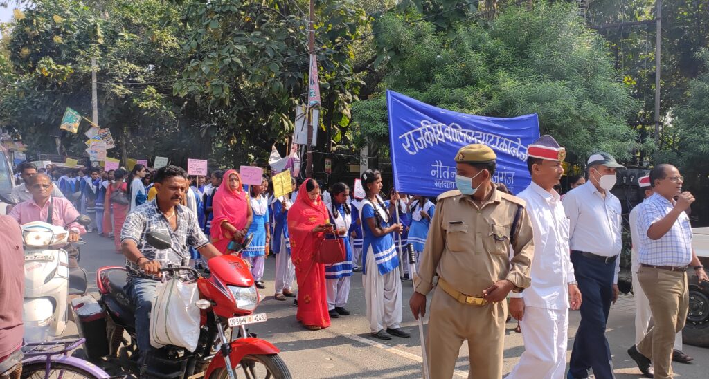 मतदाताओं को जागरूक करने के लिए छात्र रैली के साथ उतरे सड़क पर, लगाए नारे