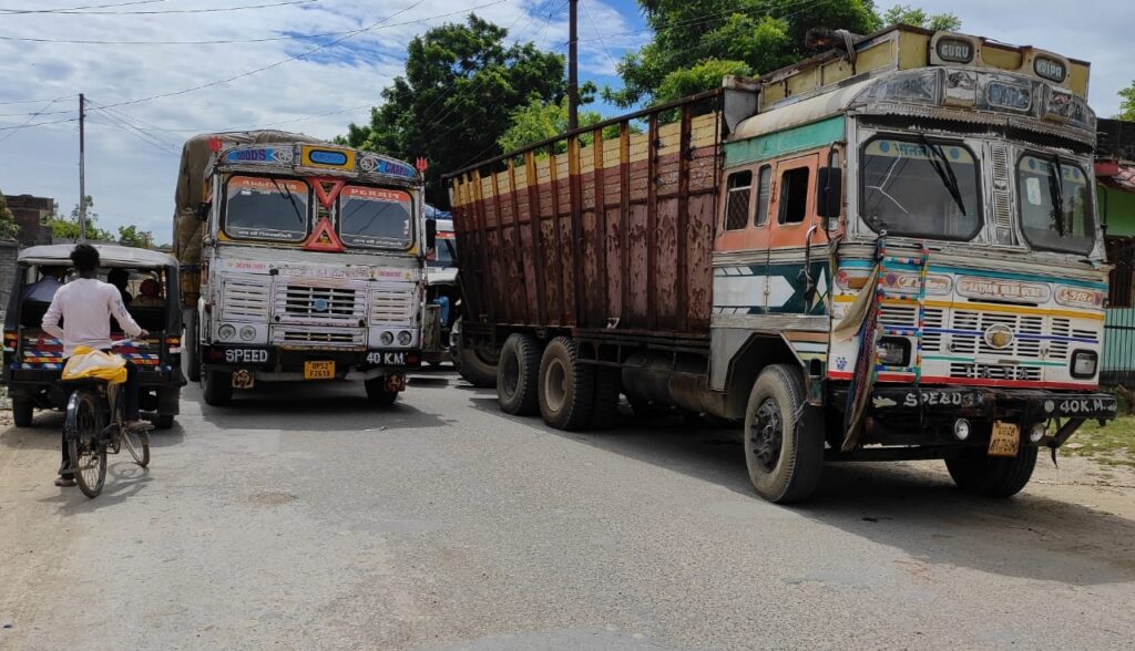 नौतनवा- सोनौली कस्बे का रोड ट्रकों के कटिंग के खिलाड़ियों ने किया जाम, लोग परेशान