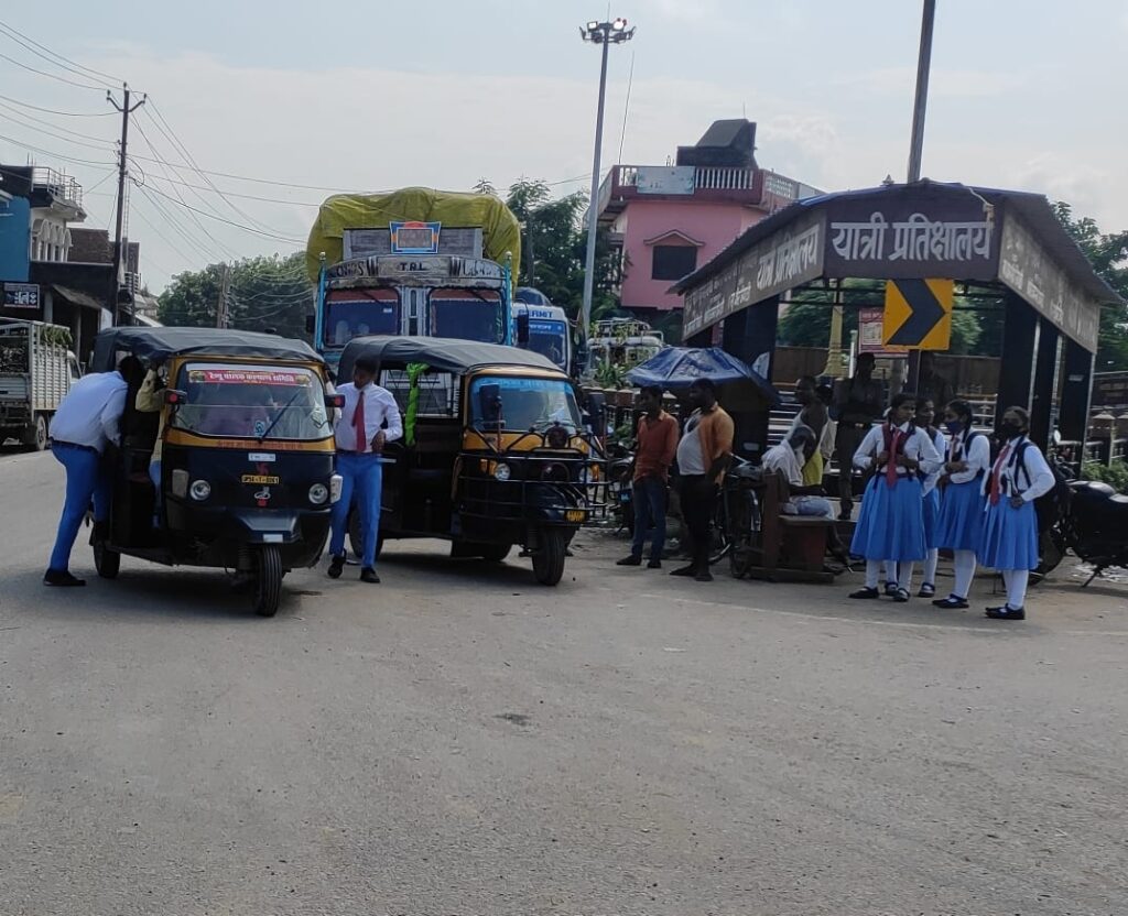 नौतनवा- सोनौली कस्बे का रोड ट्रकों के कटिंग के खिलाड़ियों ने किया जाम, लोग परेशान