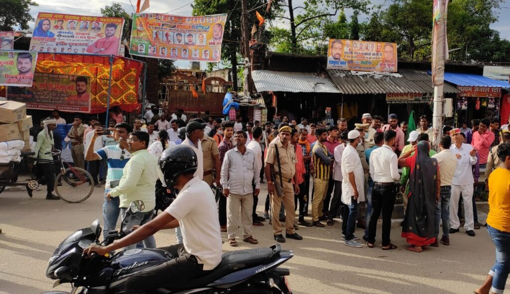 सोनौली-श्रीरामजानकी मंदिर चौरहे पर बैनर के उपर बैनर टागने को लेकर तनाव