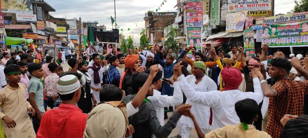 सोनौली-ईद मिलादुन्नबी की जुलूस में शरीक हुए विधायक और चेयरमैन, किया भव्य स्वागत