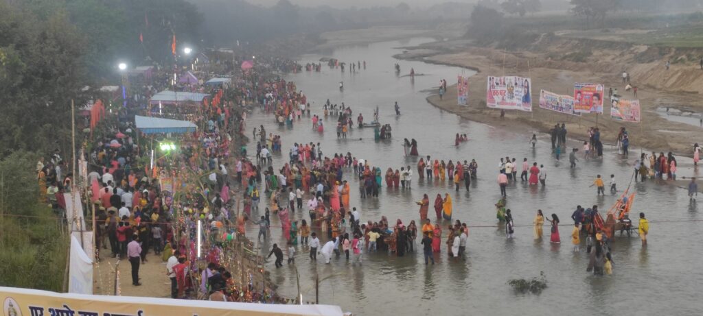 सोनौली-- शिवम त्रिपाठी ने 151 दीप प्रज्वलित कर, छठ मैया की उतारी आरती