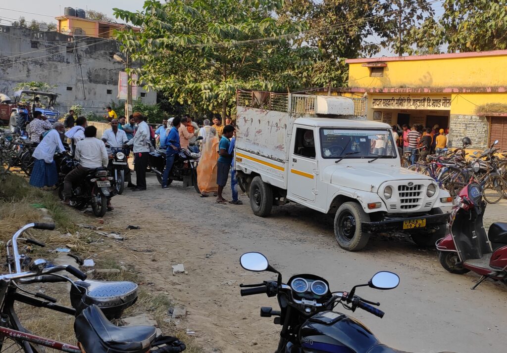 सोनौली-- डाई खाद के लिए महुअवां समिति पर किसानों का हंगामा, पहुंची पुलिस