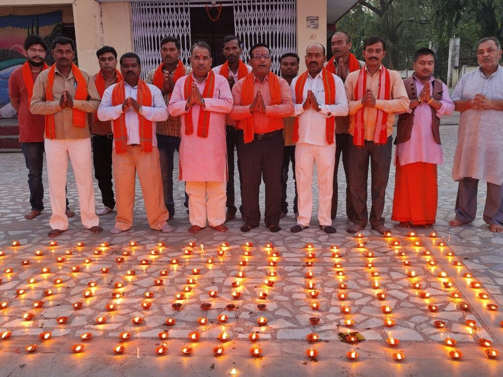 नौतनवा-501 दिए से माता बनैलिया मंदिर को हियुवा ने किया जगमग