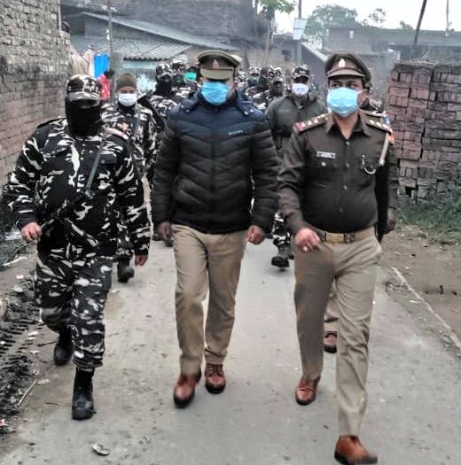 सोनौली बार्डर- पुलिस ने किया फ्लैग मार्च, मतदाताओं को सुरक्षा का कराया एहसास