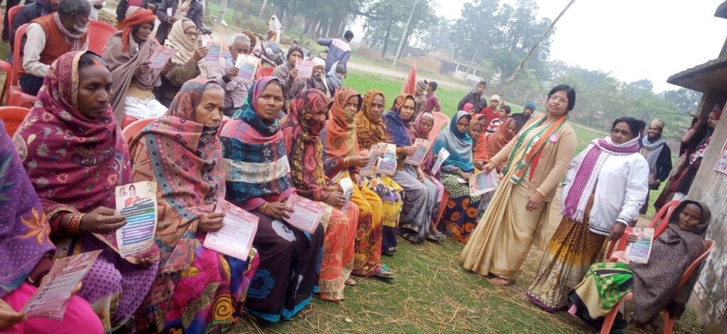 नौतनवा-- कांग्रेस नेत्री रमाकांती त्रिपाठी ने लड़की हूं लड़ सकती हूं का नारा किया बुलंन्द