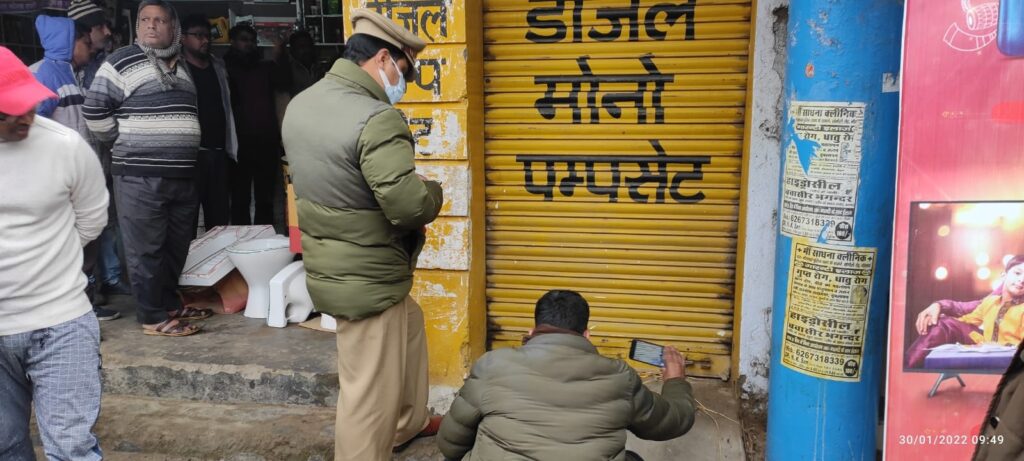 नौतनवा- घंटाघर चौराहे पर 5 दुकानों का चोरों ने तोड़ा ताला ,लाखो की चोरी, पहुंची पुलिस