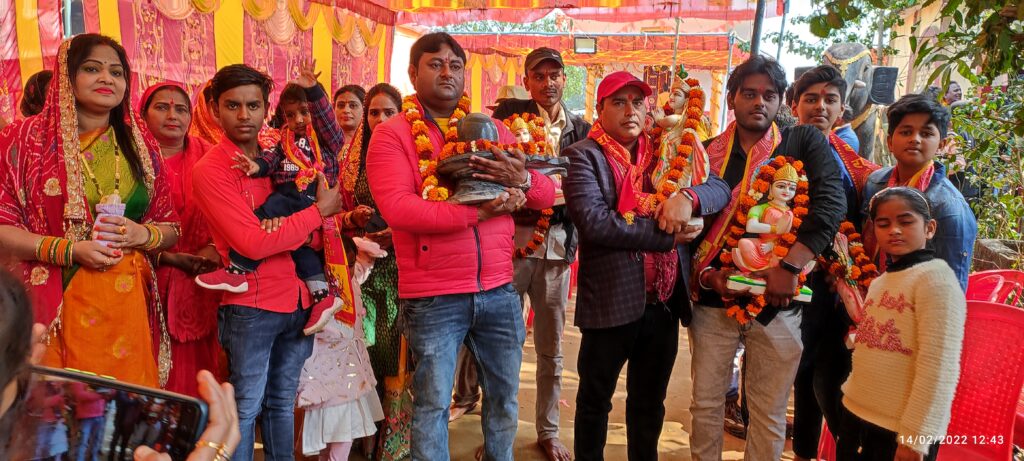 सोनौली- श्याम काट गांव के शिव मंदिर में प्राण प्रतिष्ठा, निकली भव्य शोभायात्रा