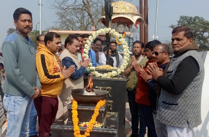 नौतनवा: शहीद स्मारक पहुंचे गुड्डू खान, वीर सपूतों को याद कर श्रद्धासुमन किया अर्पित