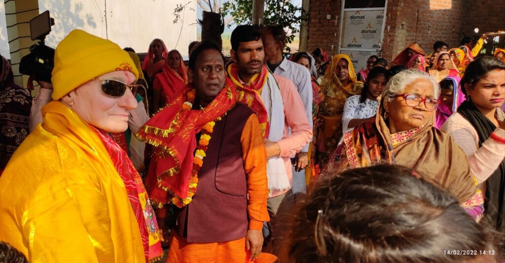 सोनौली- श्याम काट गांव के शिव मंदिर में प्राण प्रतिष्ठा, निकली भव्य शोभायात्रा