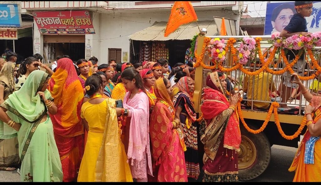 नौतनवा: राधा कृष्ण हनुमान मंदिर से निकाली गई झांकियों के साथ भव्य शोभा यात्रा