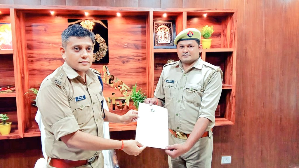 महाराजगंज- पुलिस कप्तान ने सिपाही प्रदीप यादव को दिया प्रशस्ति पत्र, हो रही प्रशंसा