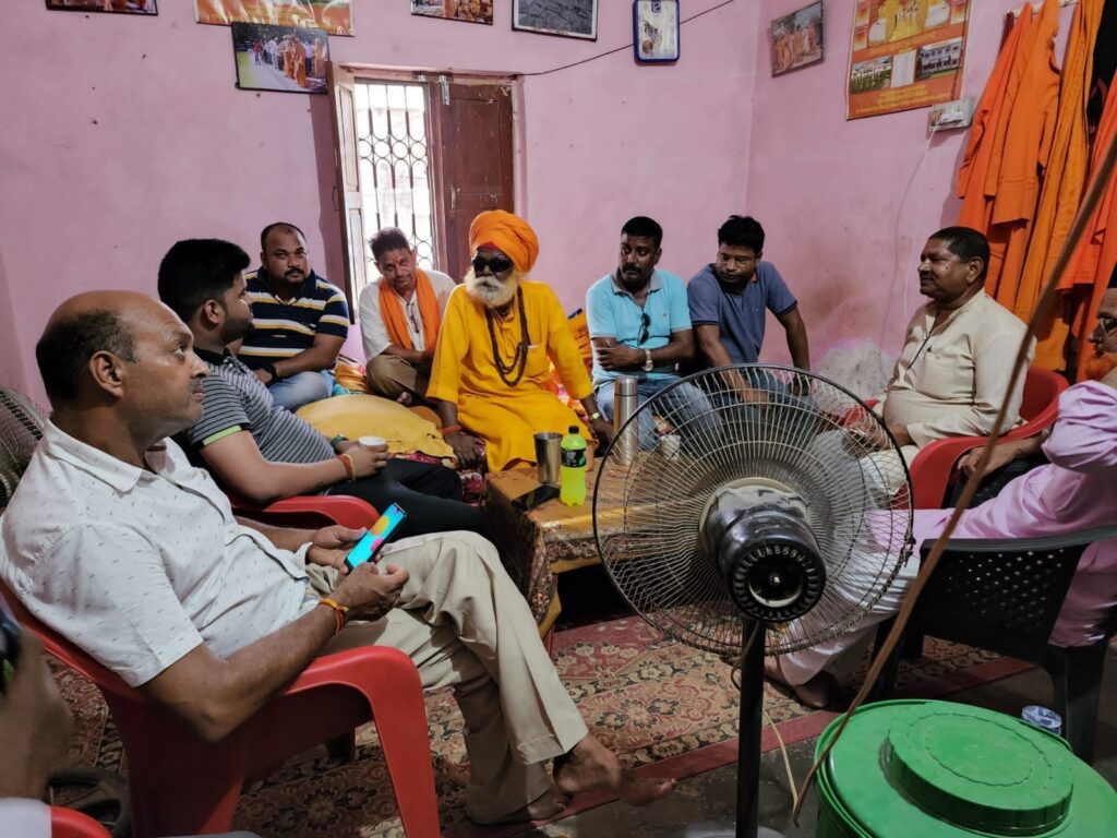 शिवम त्रिपाठी पहुंचे मंदिर, बाबा से आशीर्वाद प्राप्त कर नगर की समस्याओं पर किया चर्चा