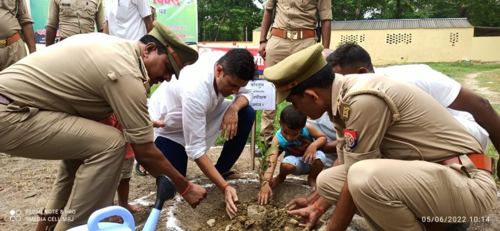 एसपी महाराजगंज ने पौधारोपण कर मनाया विश्व पर्यावरण दिवस