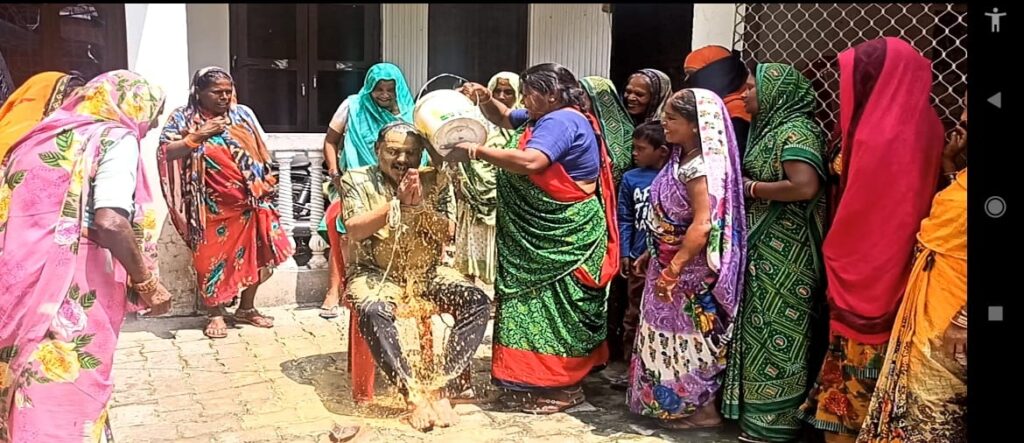 चेयरमैन नौतनवा को महिलाओं ने हाथ पांव बांधकर गंदे पानी से नहलाया