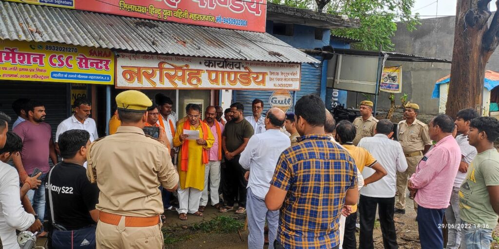 हियुवा कार्यालय पहुंची पुलिस, सौंपा ज्ञापन, राजस्थान सरकार को बर्खास्त करने की मांग