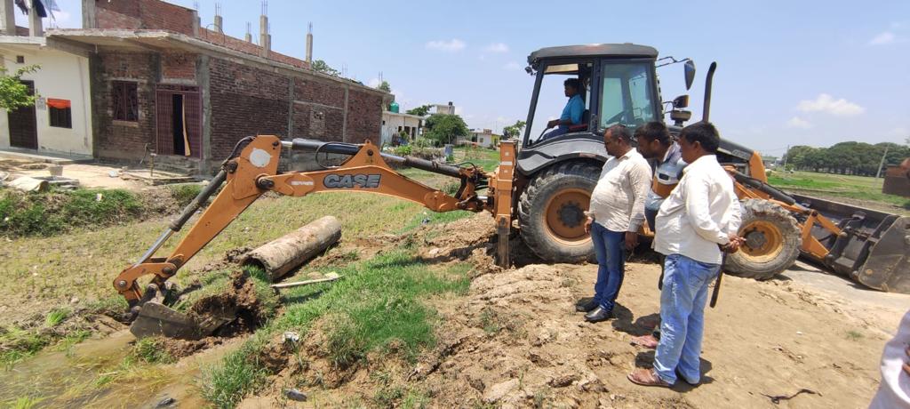 सोनौली: शास्त्री नगर में भ्रमण के दौरान अहद खान ने बनवाया रास्ता, लोगों में खुशी