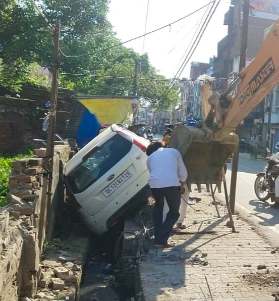 नौतनवा: अनियंत्रित कार दूरसंचार का दो कनेक्शन बूथ और गुमटी तोड़ नाली में गिरा