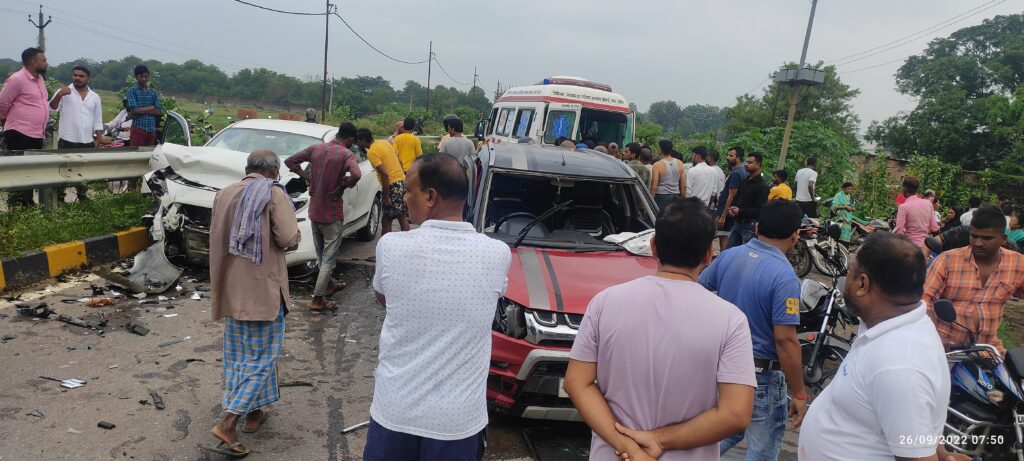 कार दुर्घटना में सोनौली के ताहिर सिद्दीकी उनकी पत्नी गंभीर रूप से घायल