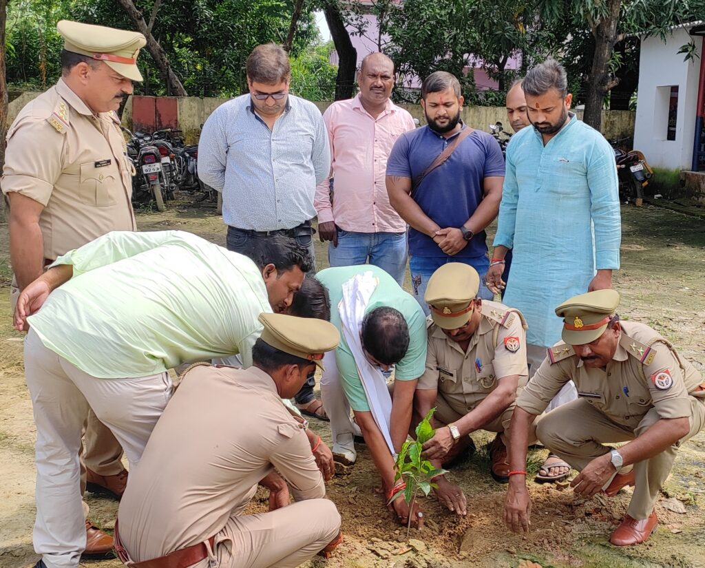 नौतनवा; भाजपा नेता जितेंद्र जायसवाल ने थाने में किया पौधारोपण